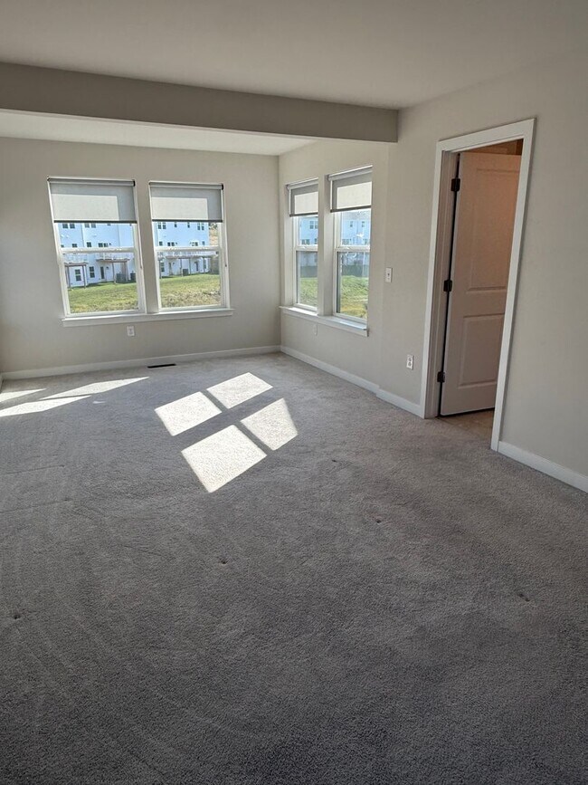 Building Photo - THREE BEDROOM/ END OF ROW TOWNHOME in Southern Lehigh Schools