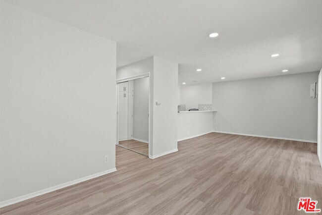 Building Photo - 15286 Sutton St