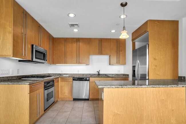 Building Photo - Gorgeous downtown unit! Views from every room!