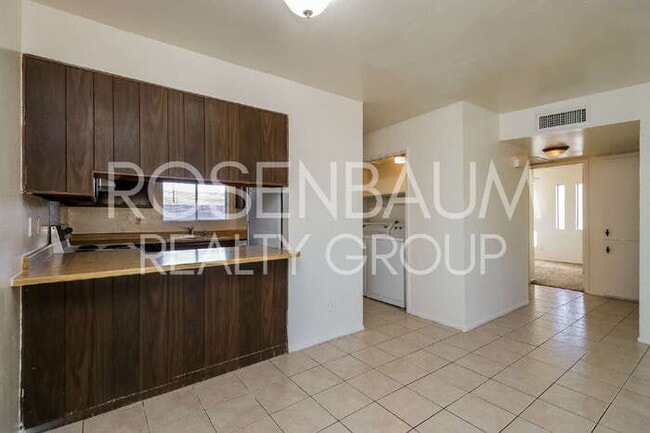 Building Photo - 1326 N Miller Rd