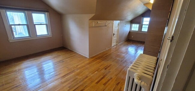 Building Photo - Duluth MN - 6 Bed - 2 Bath - Single Family...