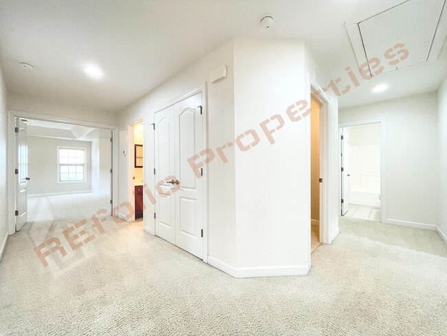 Building Photo - Lovely 5 Bedroom 4 Bathroom Single Family ...