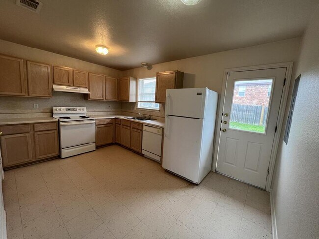 Building Photo - 2811 Cantabrian Dr