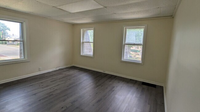 Building Photo - 1221 6th St