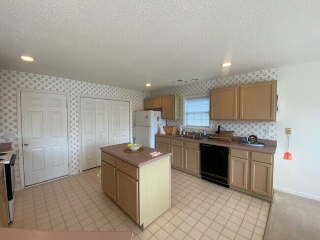 Building Photo - Charming 3-Bedroom Home in Desirable Kure ...