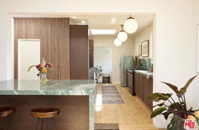 Building Photo - 818 Palms Blvd