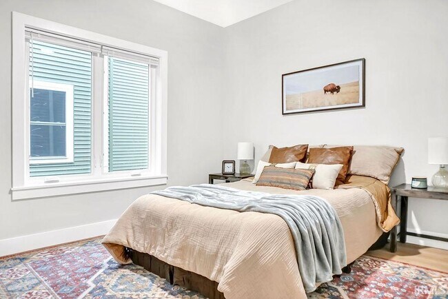 Building Photo - 1112 N Woodburn Ave