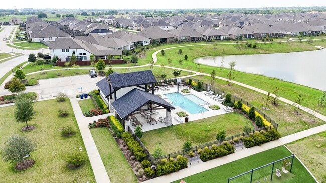 Building Photo - 32239 Cedar Crst Dr