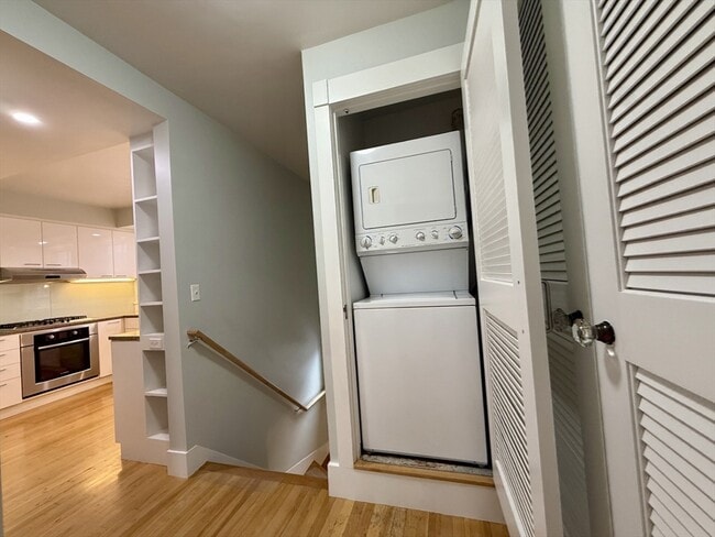 Building Photo - 174 Maplewood St