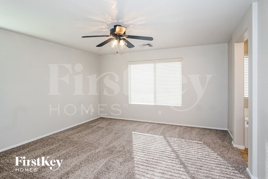 Building Photo - 121 Country River Ave