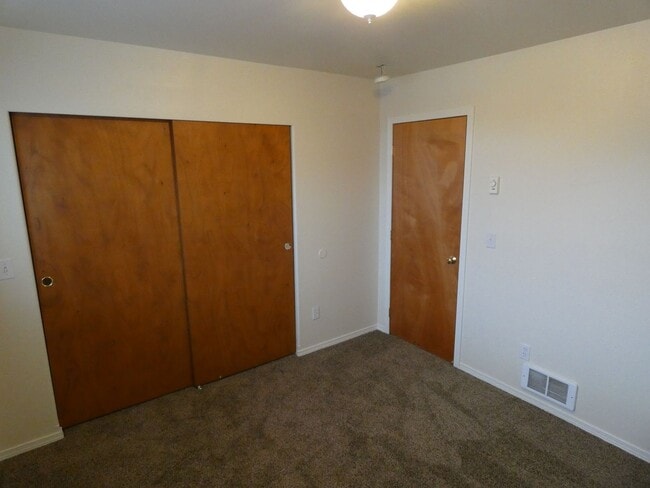 Building Photo - **Spacious Duplex** Lower Level