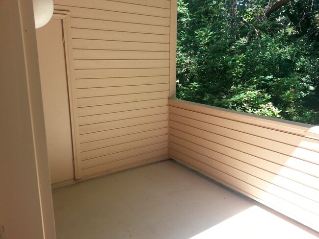 Building Photo - Newly Remodeled Condo Blocks from Juanita ...