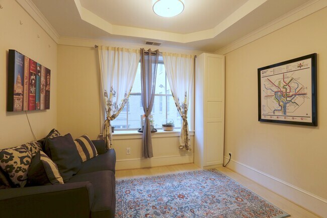 Building Photo - Parking Included! 1 Bedroom 1 Bathroom Cor...