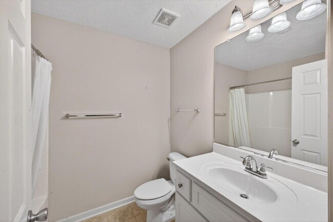 Building Photo - Lovely Patio Home with Sunroom!