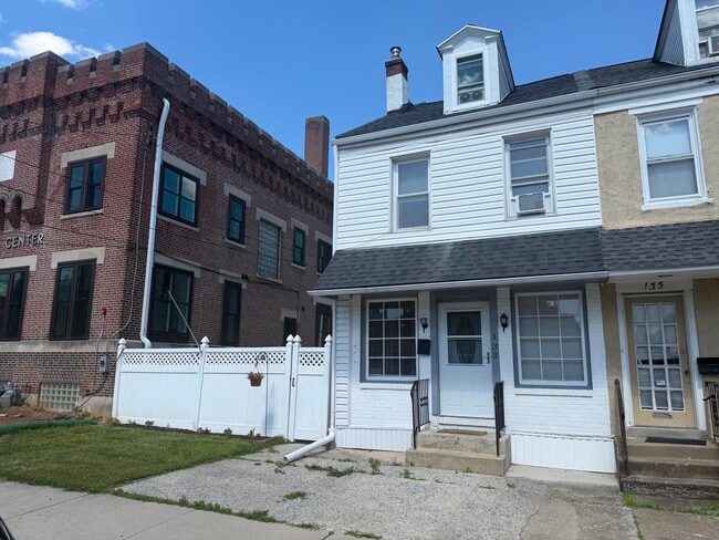 Building Photo - 133 S Main St