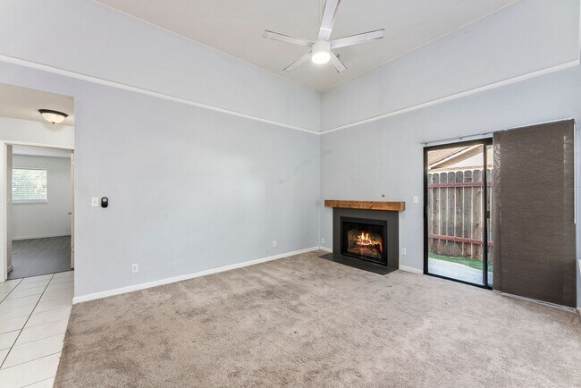 Building Photo - Charming 2 Bedroom 2 Bath Duplex