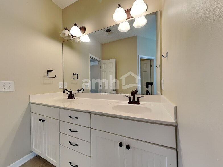 Building Photo - 7 Wyndham Dr