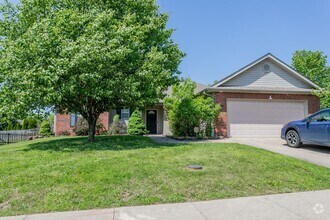 Building Photo - Stunning 3Bed/2BA Home with Dual Living Sp...