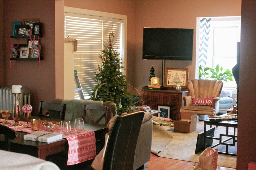 Building Photo - 1950 W Leland Ave