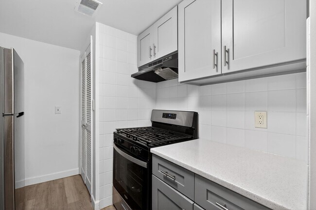 Building Photo - 318 38th St