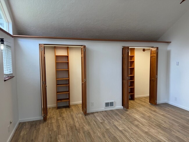 Building Photo - Luxury 1 bedroom 1 bath duplex in a great neighborhood!