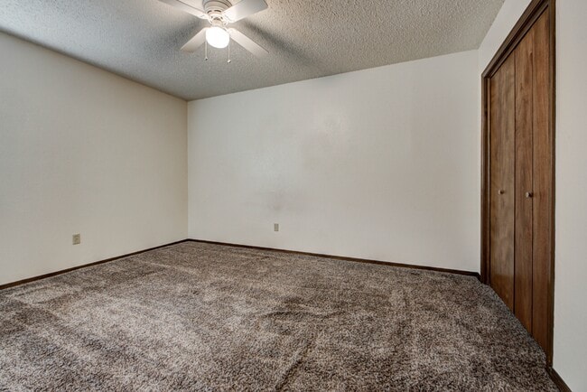 Building Photo - 1315 Glen Oaks Ct