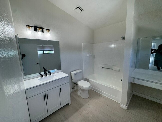 Building Photo - 409 Wimbledon Dr