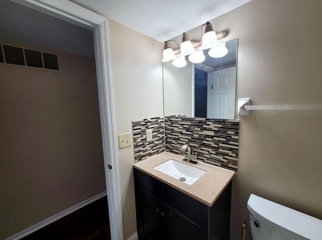 Building Photo - 2 bed 2.5 bath Townhouse condo in Butler Township