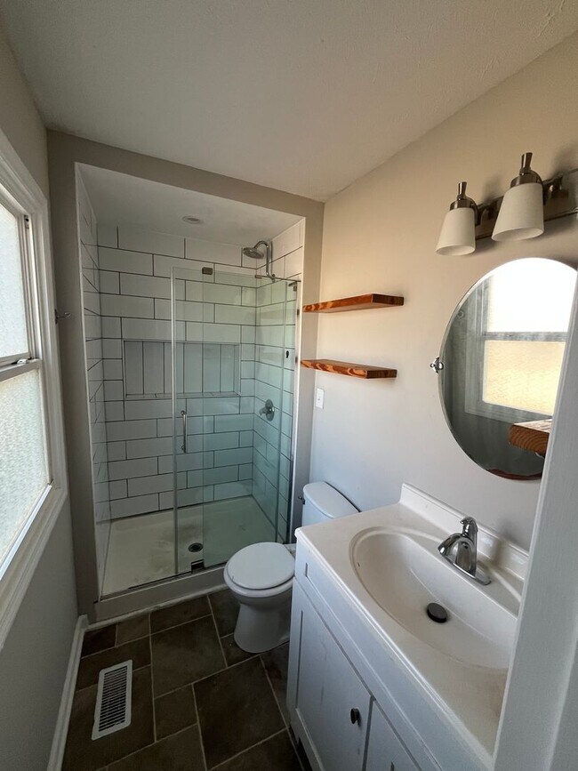 Building Photo - Well-Appointed East-Side Home with Exceptional Living Space in Sycamore Knolls