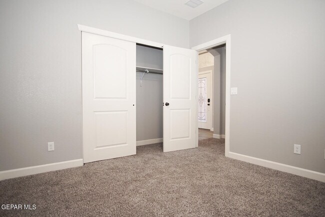 Building Photo - 6016 Hidden Acres Dr