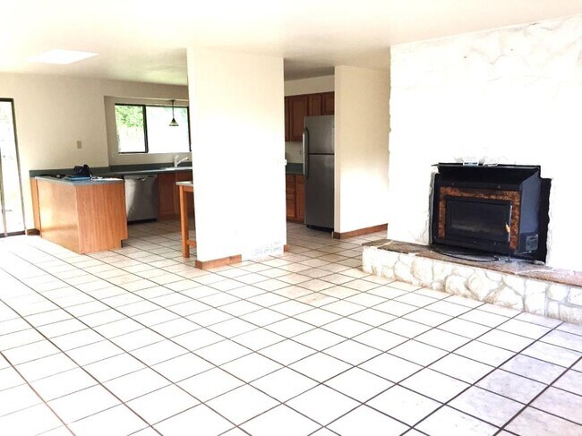 Building Photo - 4 bedroom in Seattle WA 98125