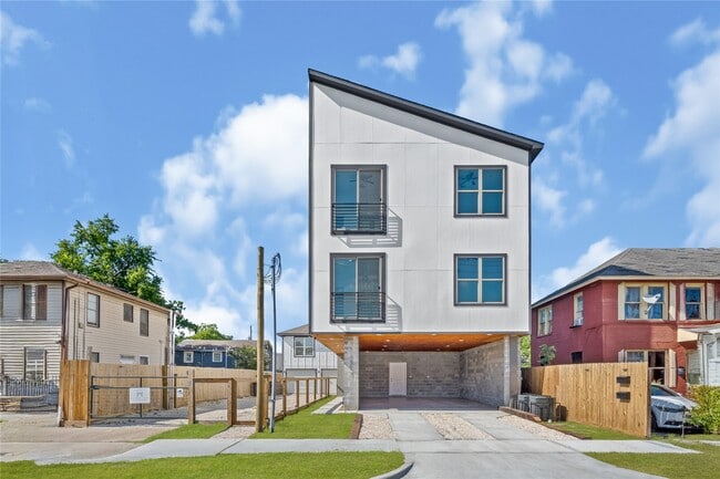 Building Photo - 5623 Eskridge St