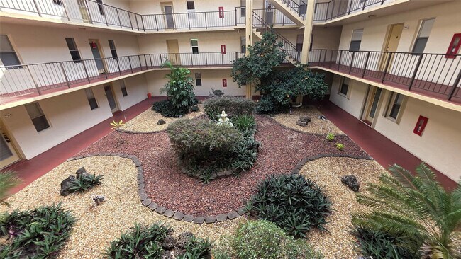 Building Photo - 2801 Somerset Dr