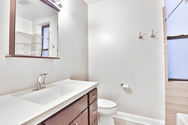 Building Photo - HUGE Condo Quality 4bed/2bath in Hot Wicker Park! Central Air! In-Unit Laundry! Deck! FREE Internet!