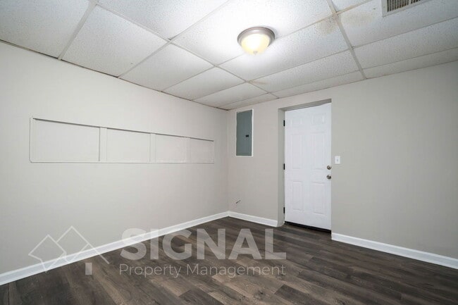 Building Photo - 2827 Arrowhead Cir NE