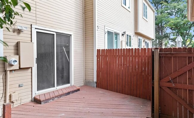 Building Photo - Charming Townhome for Rent in Timber Lake ...