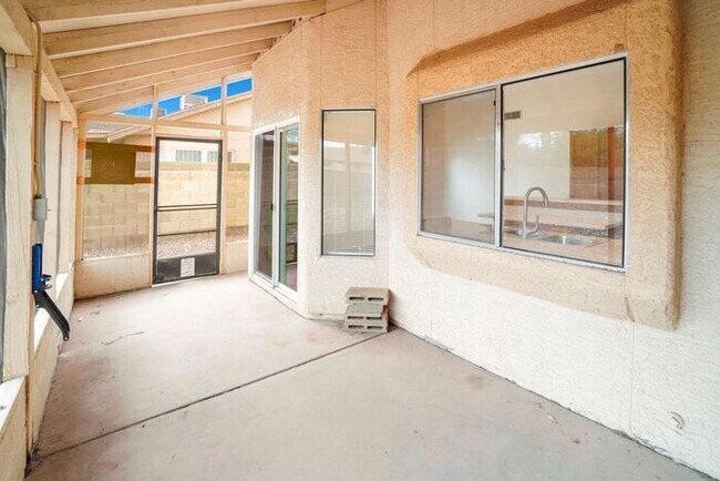 Building Photo - Southwest Area -3 bedroom, 2 bath Home wit...