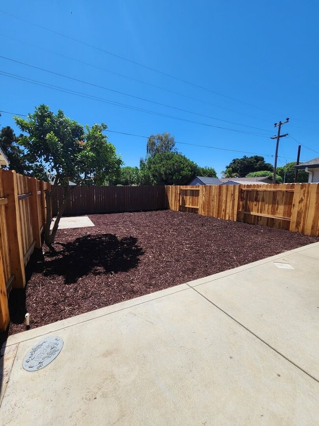 Building Photo - Modern Single Level 4 Bedroom Home!