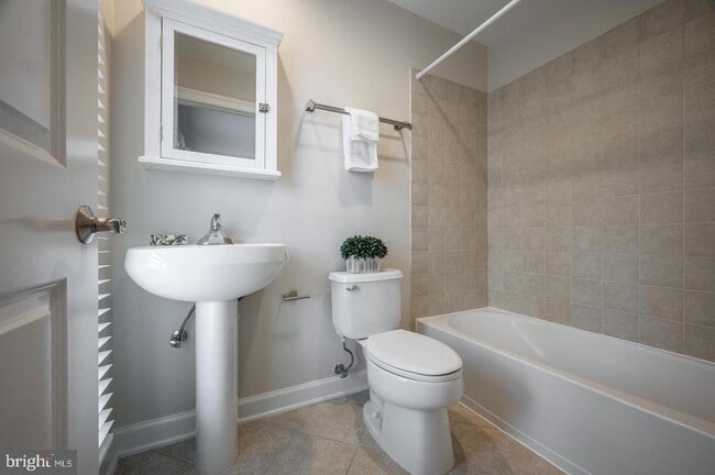 Building Photo - 420 Cook St