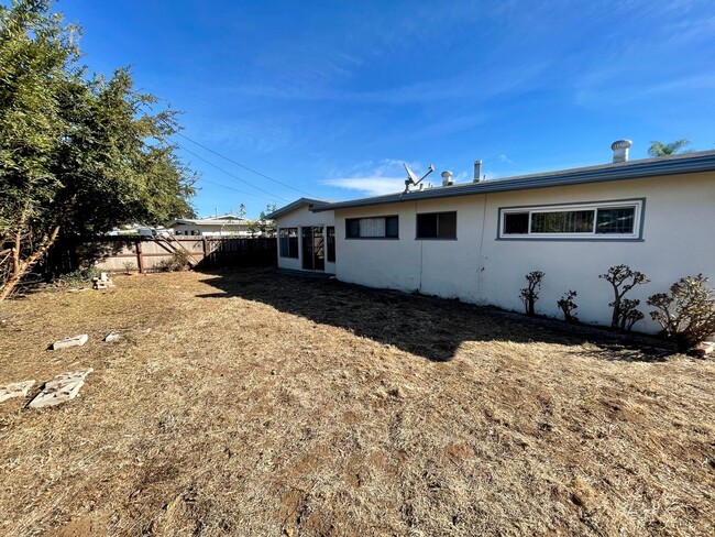 Building Photo - Charming 3B/2BA House w/ Attached Garage &...