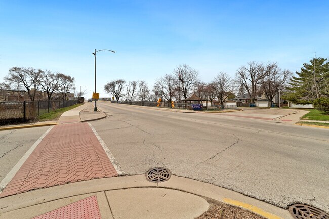 Building Photo - 616 Circle Ave