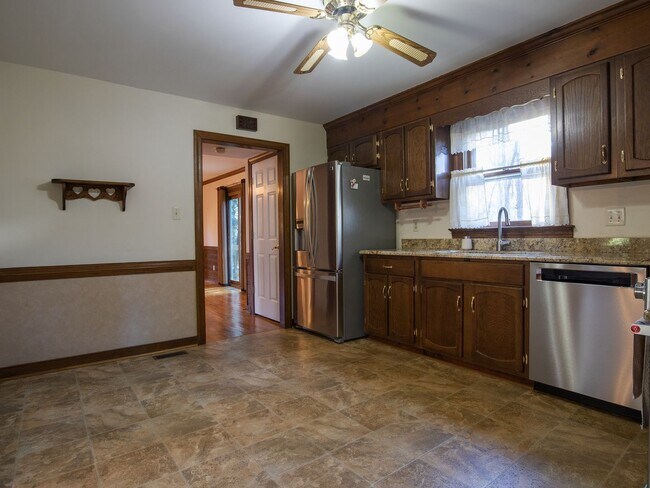 Building Photo - 4266 Roundhill Dr