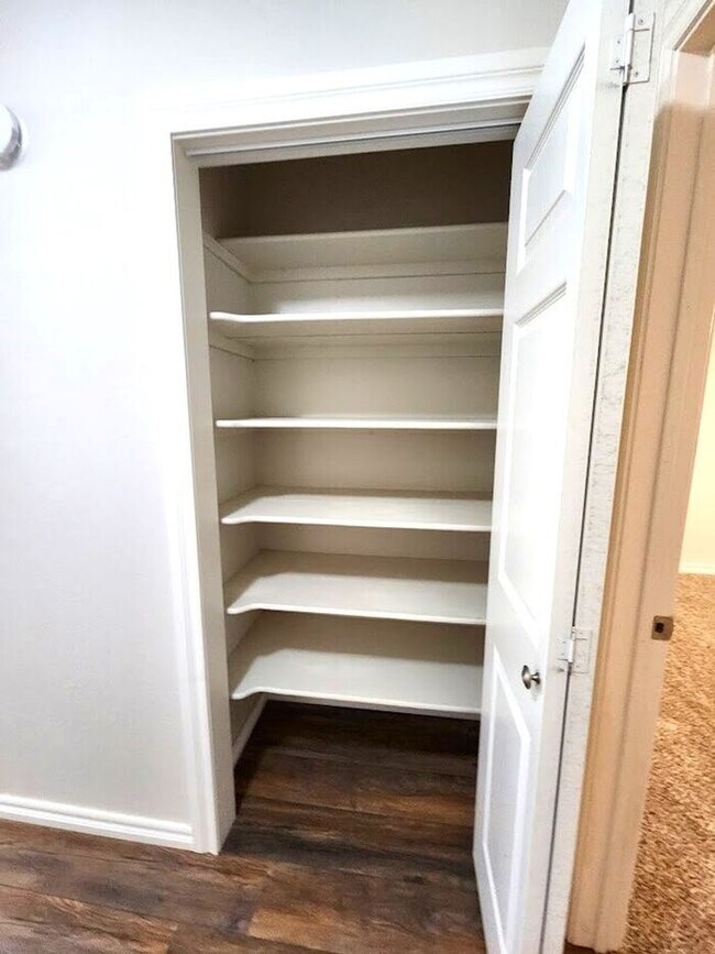 Building Photo - 4 Bed 2.5 Bath 2 Car Garage in Camelot Addition NW OKC