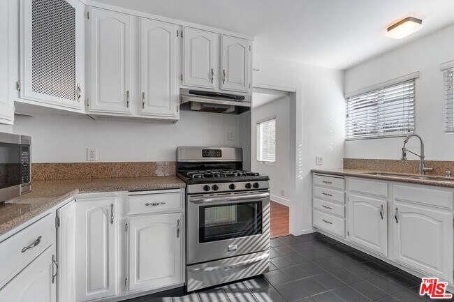 Building Photo - 927 N Edinburgh Ave