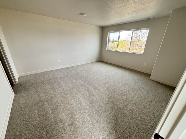 Building Photo - 6152 S 4640 W