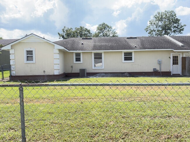 Building Photo - 4060 Northlake Dr