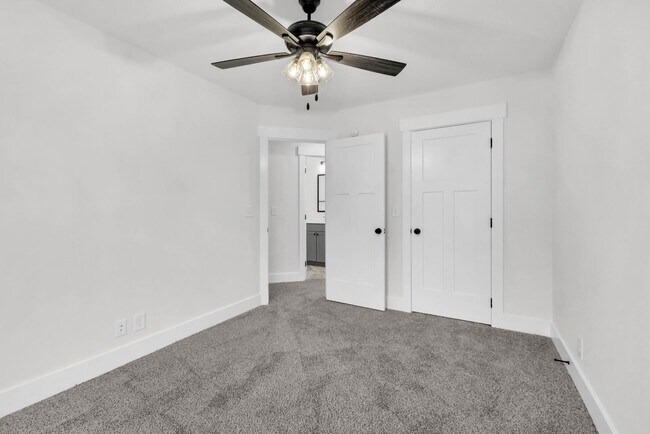 Building Photo - 3 Bedroom 2 1/2 Bath Condo For Rent Near Downtown!