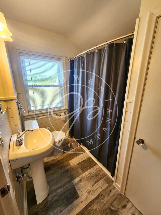 Building Photo - Move-In Ready! Spacious 4–5 Bedroom Home w...