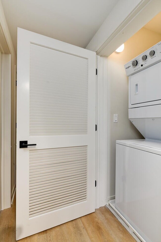 Building Photo - 6035 W North Ave