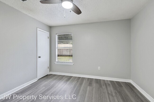 Building Photo - 3 br, 1 bath House - 845 Pine Street